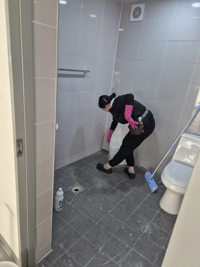 화장실청소 화장실 바닥 물기를 제거하는 모습